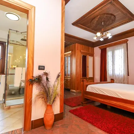 ホテル Brilant Antik Center ティラナ