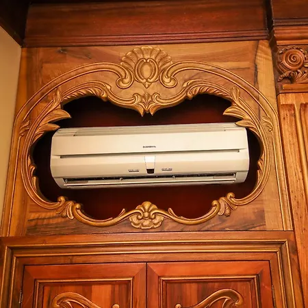 ホテル Brilant Antik Center ティラナ