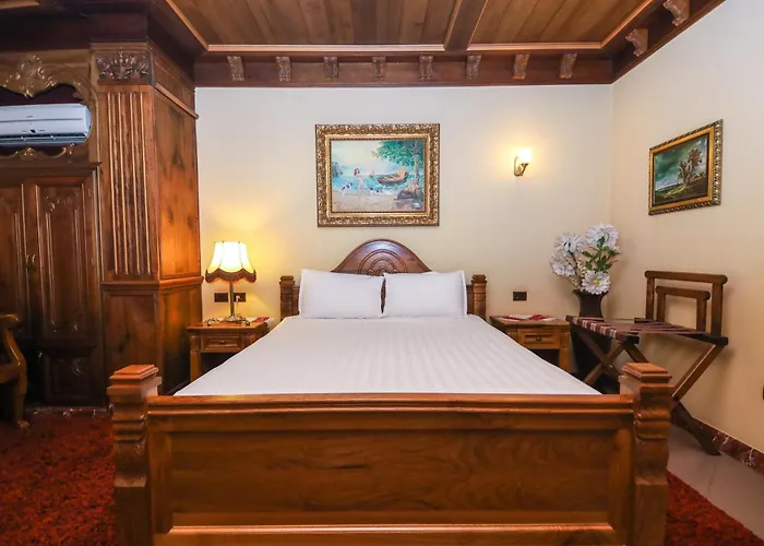 Brilant Antik Center טיראנה