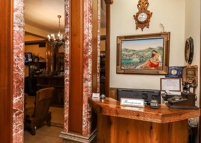 Brilant Antik Center מלון טיראנה