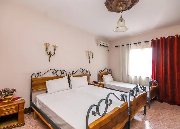 Brilant Antik Center מלון טיראנה