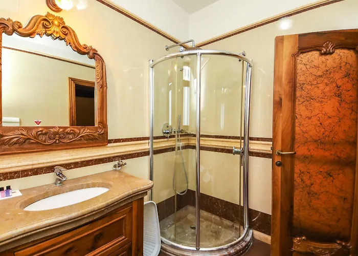 Brilant Antik Center 4* טיראנה